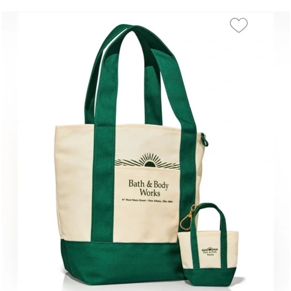 NWOT Limited Edition Bath & Body Works Loyalty tote w/ mini keychain w/ zipper.